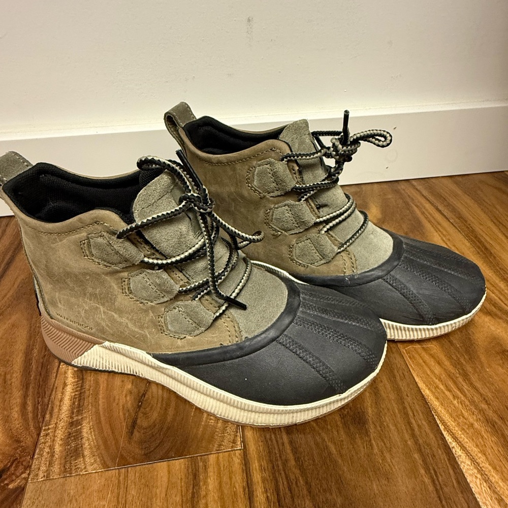 Sorel Women's Black and Olive Winter Boots